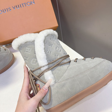 路易威登LOUIS VUITTON秋冬最新款老花雪地靴 超多明星网红种草 复古登山绑带雪地靴 靴身压印满幅LV老花暗纹 路易威登LOUIS VUITTON秋冬最新款老花雪地靴 超多明星网红种草 复古登山绑带雪地靴 靴身压印满幅LV老花暗纹