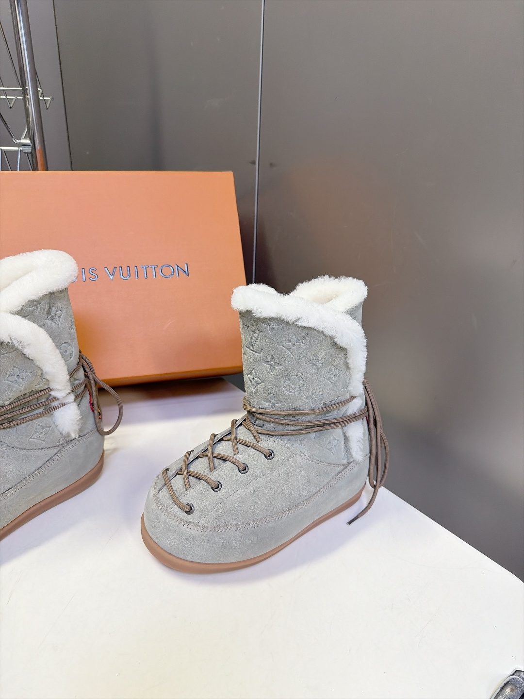 路易威登LOUIS VUITTON秋冬最新款老花雪地靴 超多明星网红种草 复古登山绑带雪地靴 靴身压印满幅LV老花暗纹 路易威登LOUIS VUITTON秋冬最新款老花雪地靴 超多明星网红种草 复古登山绑带雪地靴 靴身压印满幅LV老花暗纹