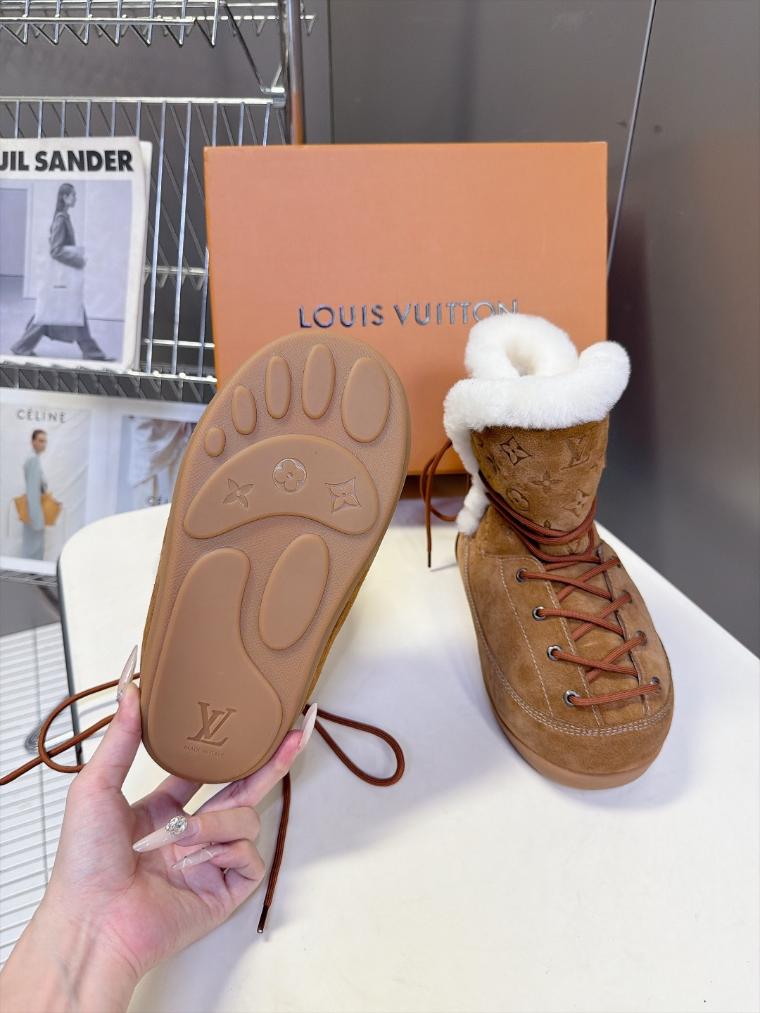 路易威登LOUIS VUITTON秋冬最新款老花雪地靴 超多明星网红种草 复古登山绑带雪地靴 靴身压印满幅LV老花暗纹 