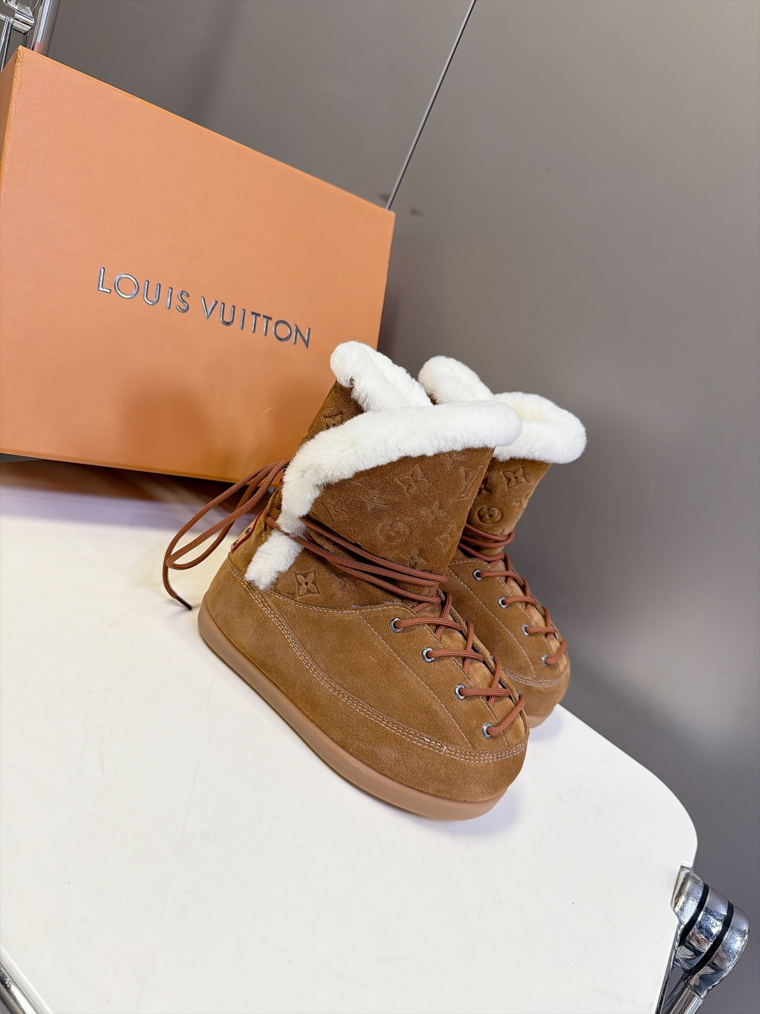 路易威登LOUIS VUITTON秋冬最新款老花雪地靴 超多明星网红种草 复古登山绑带雪地靴 靴身压印满幅LV老花暗纹 