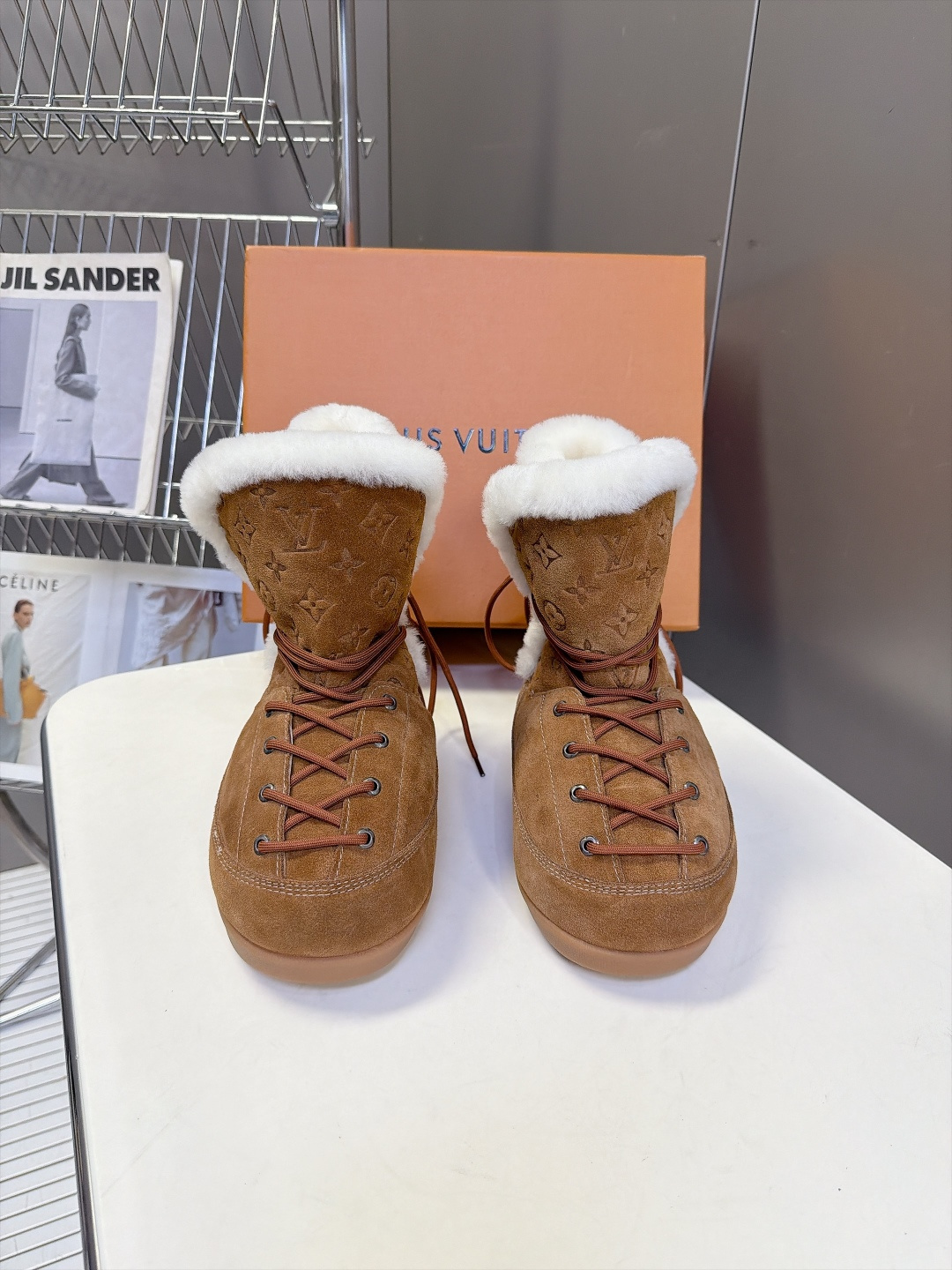 路易威登LOUIS VUITTON秋冬最新款老花雪地靴 超多明星网红种草 复古登山绑带雪地靴 靴身压印满幅LV老花暗纹 