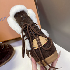 路易威登LOUIS VUITTON秋冬最新款老花雪地靴 超多明星网红种草 复古登山绑带雪地靴 靴身压印满幅LV老花暗纹 路易威登LOUIS VUITTON秋冬最新款老花雪地靴 超多明星网红种草 复古登山绑带雪地靴 靴身压印满幅LV老花暗纹