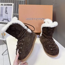 路易威登LOUIS VUITTON秋冬最新款老花雪地靴 超多明星网红种草 复古登山绑带雪地靴 靴身压印满幅LV老花暗纹 路易威登LOUIS VUITTON秋冬最新款老花雪地靴 超多明星网红种草 复古登山绑带雪地靴 靴身压印满幅LV老花暗纹