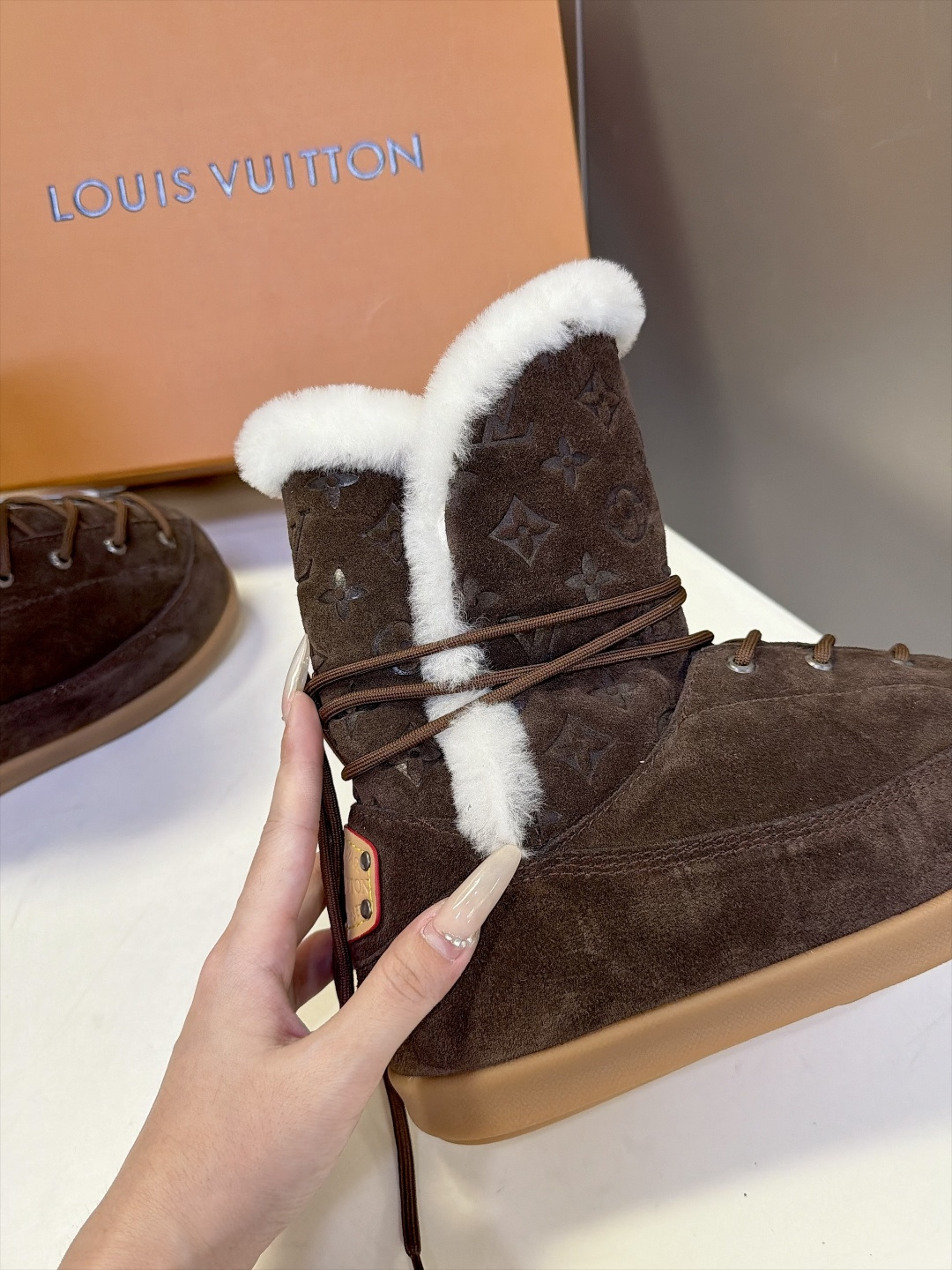 路易威登LOUIS VUITTON秋冬最新款老花雪地靴 超多明星网红种草 复古登山绑带雪地靴 靴身压印满幅LV老花暗纹 路易威登LOUIS VUITTON秋冬最新款老花雪地靴 超多明星网红种草 复古登山绑带雪地靴 靴身压印满幅LV老花暗纹