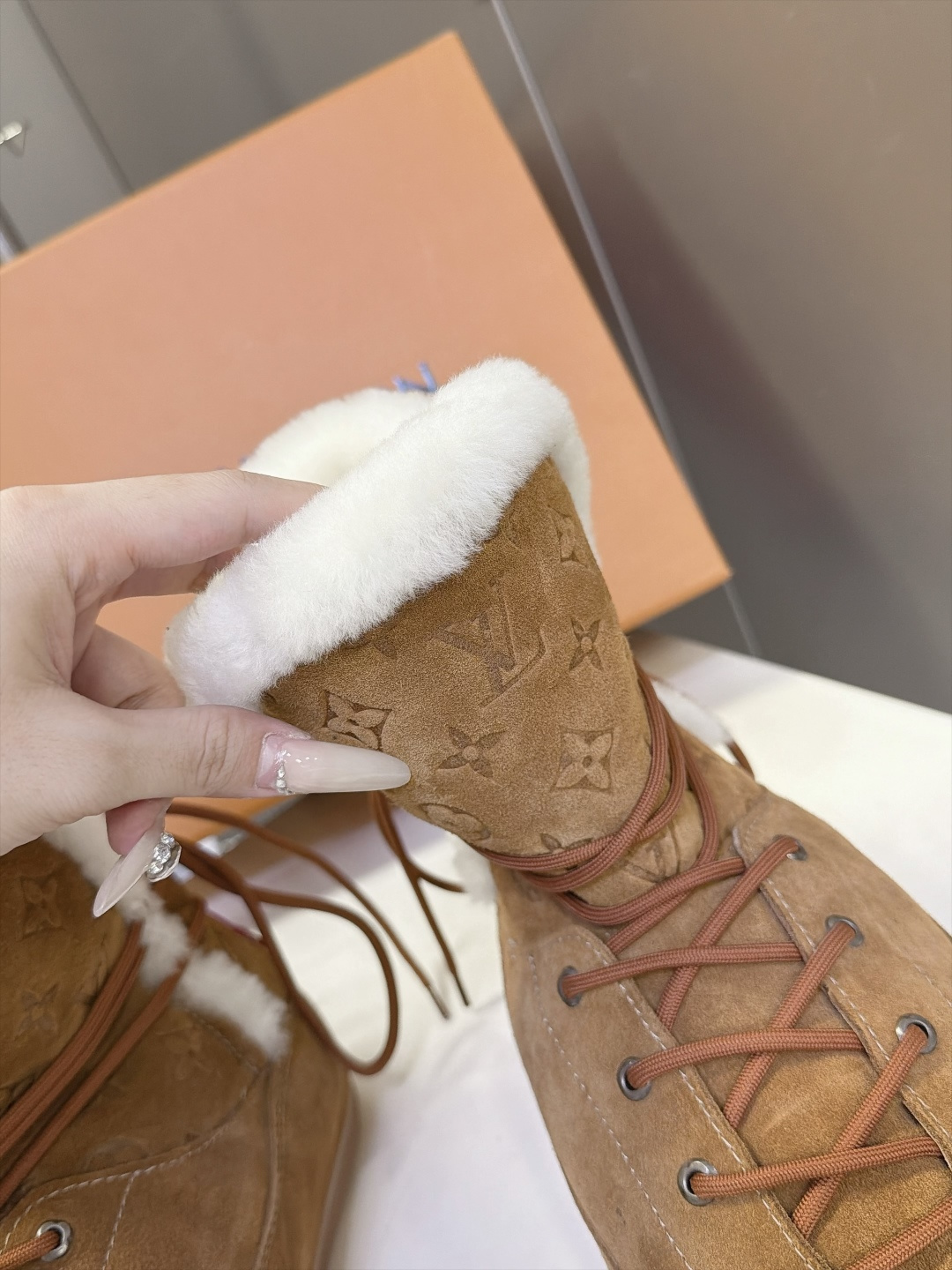 路易威登LOUIS VUITTON秋冬最新款老花雪地靴 超多明星网红种草 复古登山绑带雪地靴 靴身压印满幅LV老花暗纹 