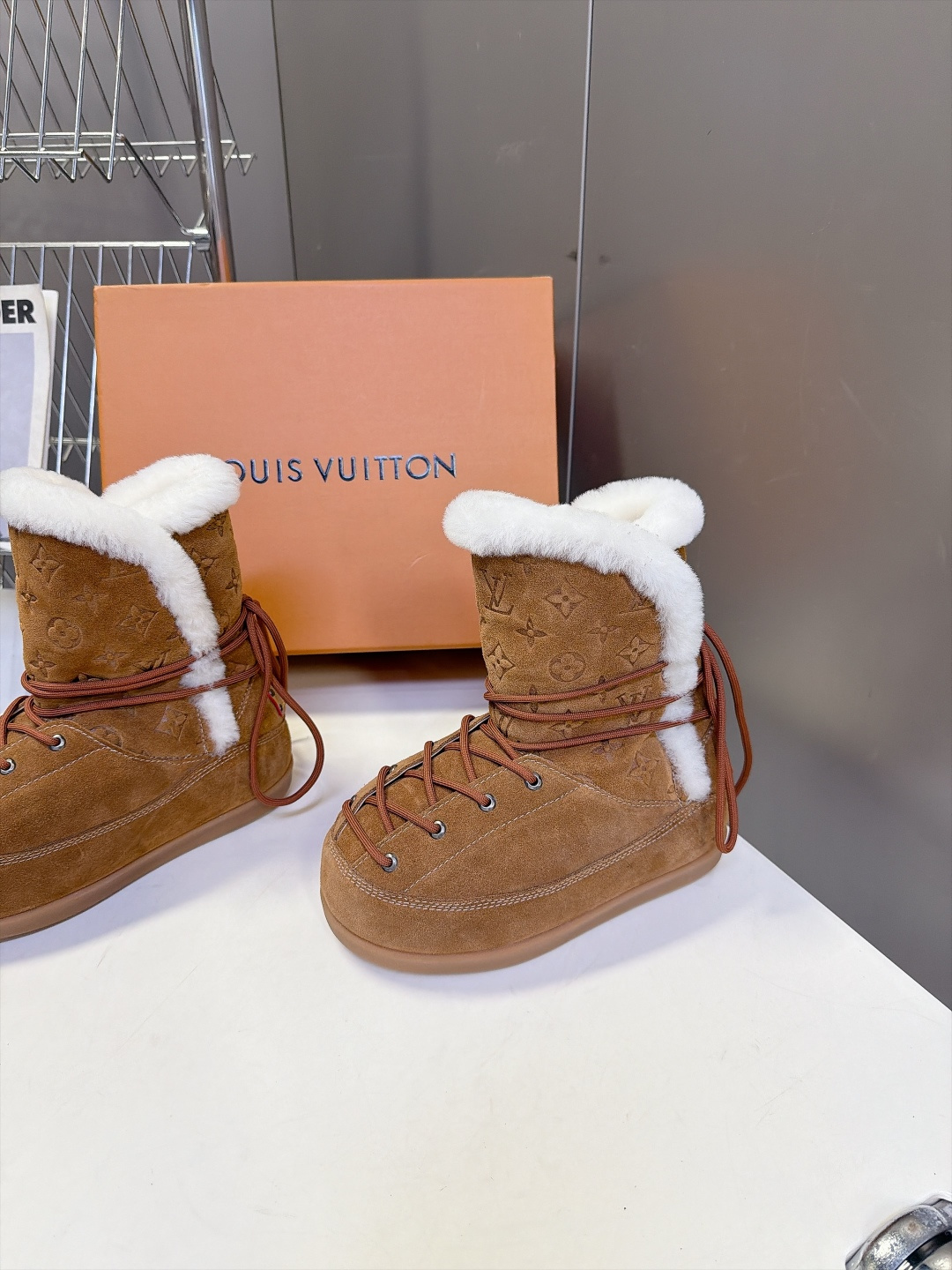 路易威登LOUIS VUITTON秋冬最新款老花雪地靴 超多明星网红种草 复古登山绑带雪地靴 靴身压印满幅LV老花暗纹 
