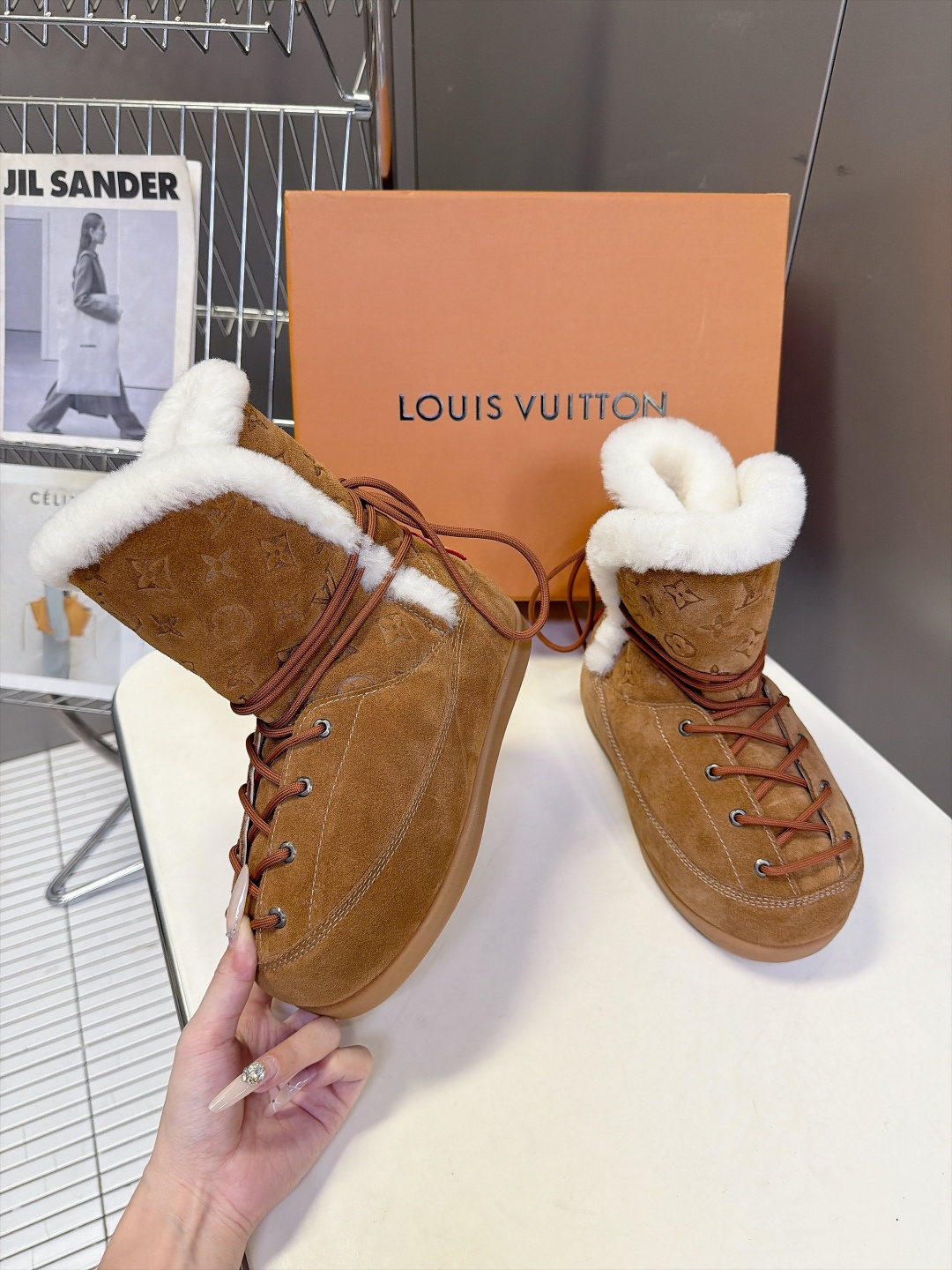 路易威登LOUIS VUITTON秋冬最新款老花雪地靴 超多明星网红种草 复古登山绑带雪地靴 靴身压印满幅LV老花暗纹 