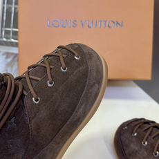 路易威登LOUIS VUITTON秋冬最新款老花雪地靴 超多明星网红种草 复古登山绑带雪地靴 靴身压印满幅LV老花暗纹 路易威登LOUIS VUITTON秋冬最新款老花雪地靴 超多明星网红种草 复古登山绑带雪地靴 靴身压印满幅LV老花暗纹