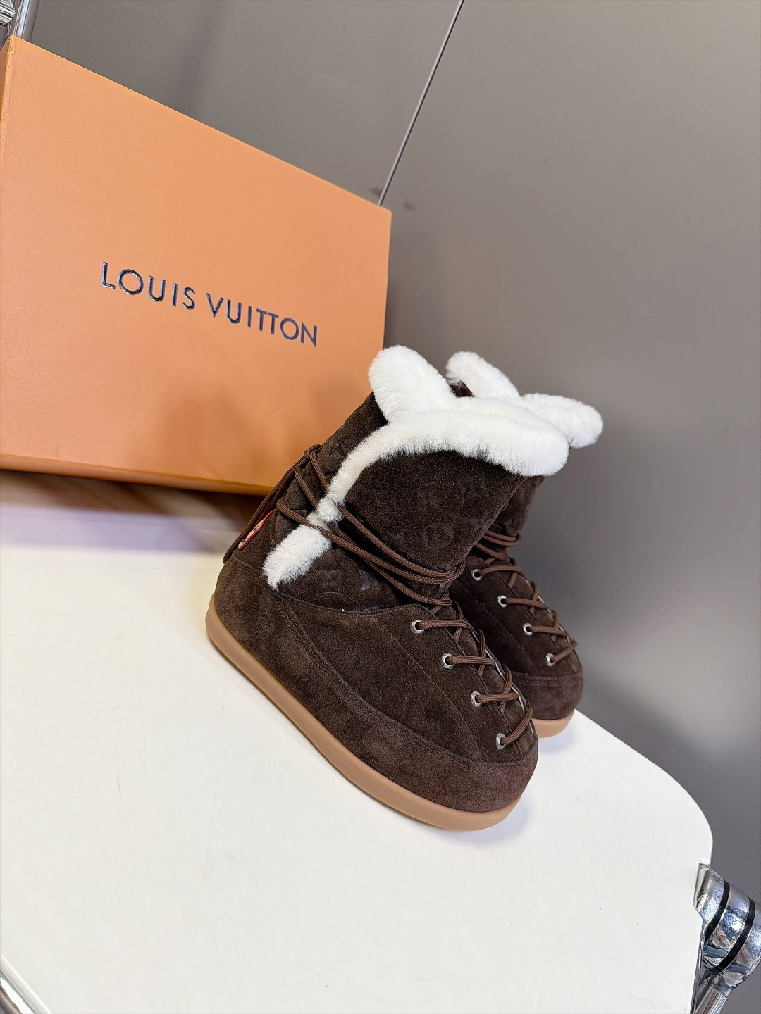 路易威登LOUIS VUITTON秋冬最新款老花雪地靴 超多明星网红种草 复古登山绑带雪地靴 靴身压印满幅LV老花暗纹 路易威登LOUIS VUITTON秋冬最新款老花雪地靴 超多明星网红种草 复古登山绑带雪地靴 靴身压印满幅LV老花暗纹
