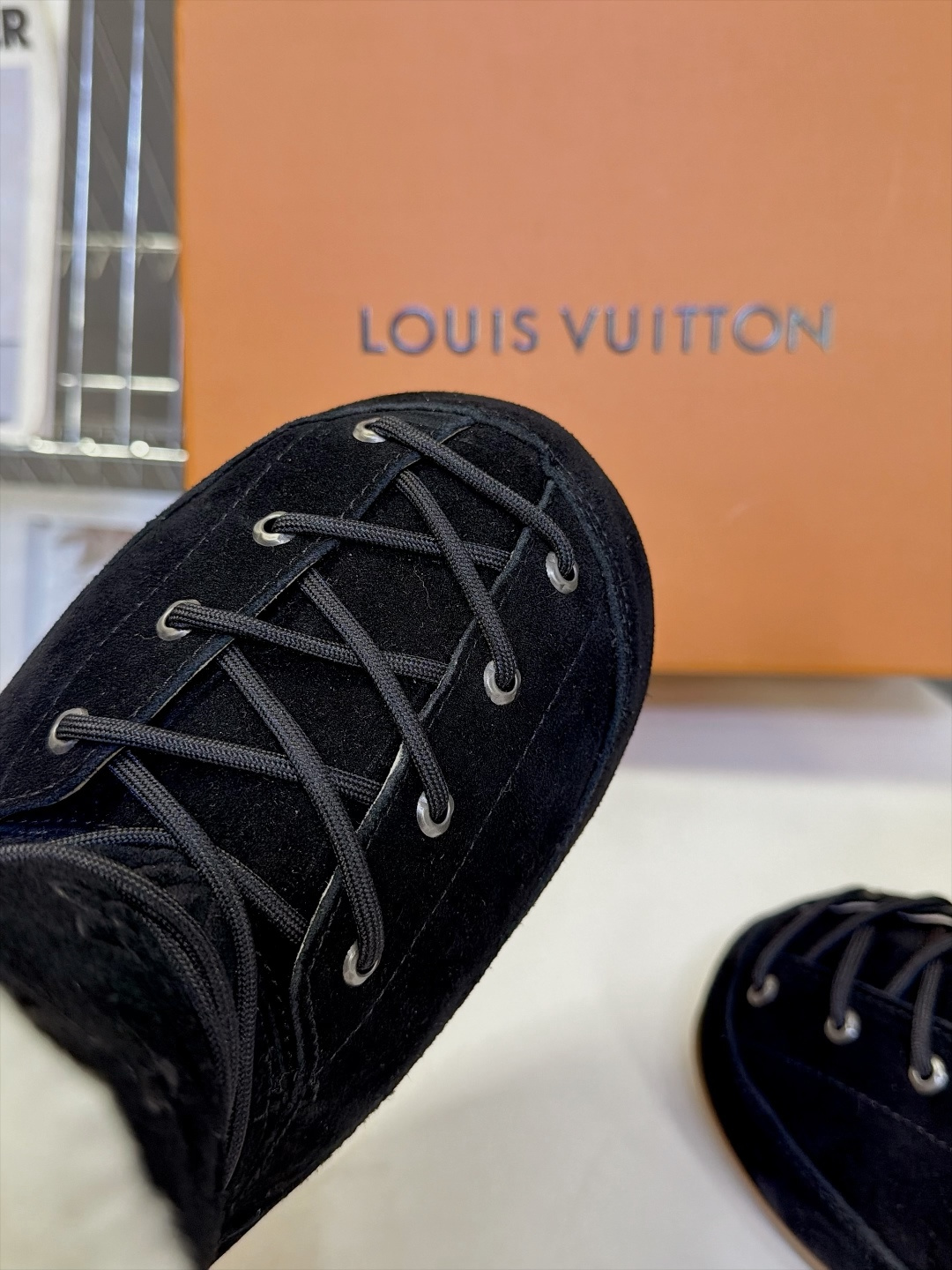路易威登LOUIS VUITTON秋冬最新款老花雪地靴 超多明星网红种草 复古登山绑带雪地靴 靴身压印满幅LV老花暗纹 