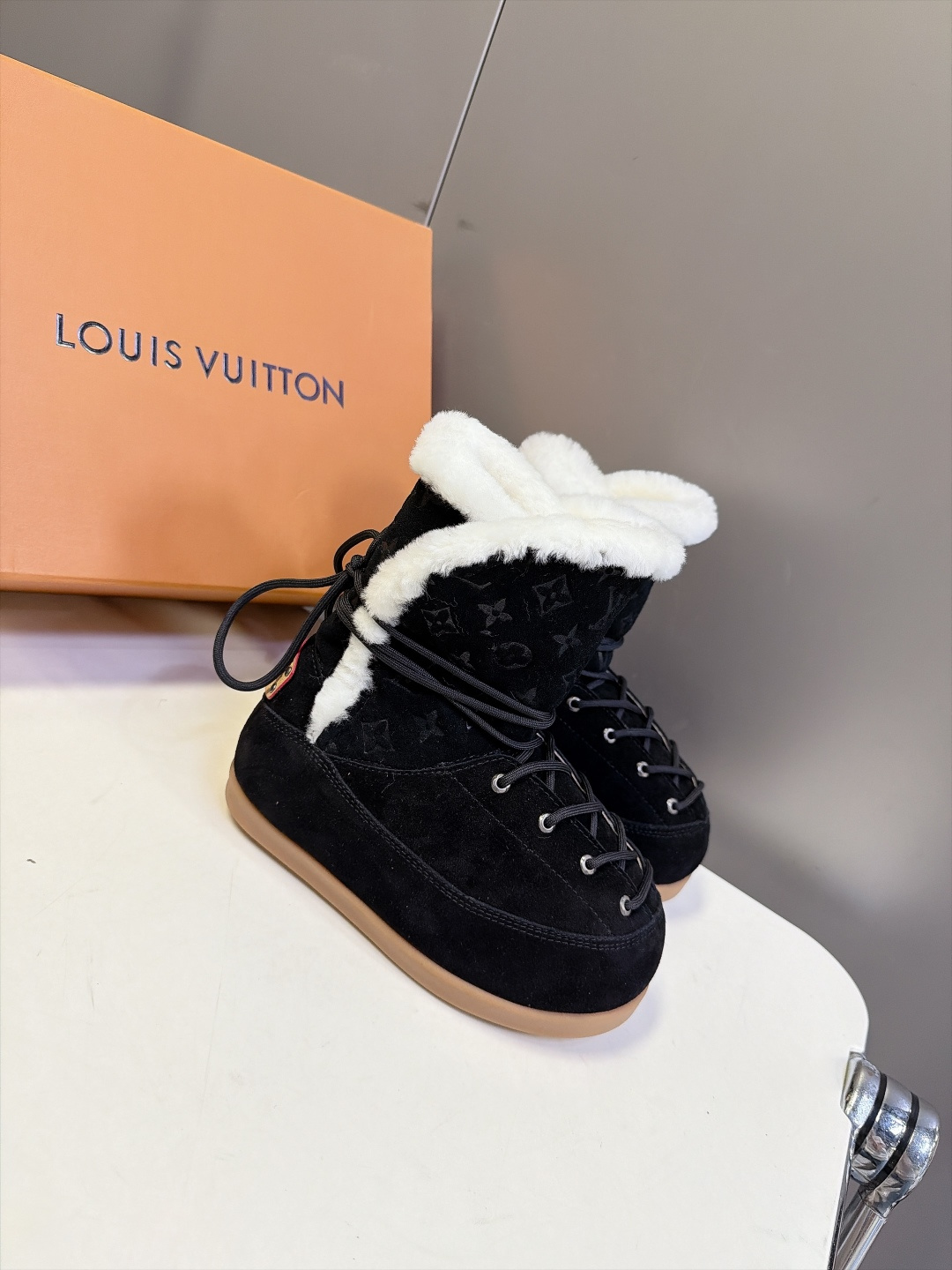 路易威登LOUIS VUITTON秋冬最新款老花雪地靴 超多明星网红种草 复古登山绑带雪地靴 靴身压印满幅LV老花暗纹 