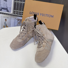路易威登LOUIS VUITTON最新款高筒德训靴 超多明星网红种草 高帮德训版型 融合复古足球鞋的轮廓 方圆鞋头不挤脚 路易威登LOUIS VUITTON最新款高筒德训靴 超多明星网红种草 高帮德训版型 融合复古足球鞋的轮廓 方圆鞋头不挤脚
