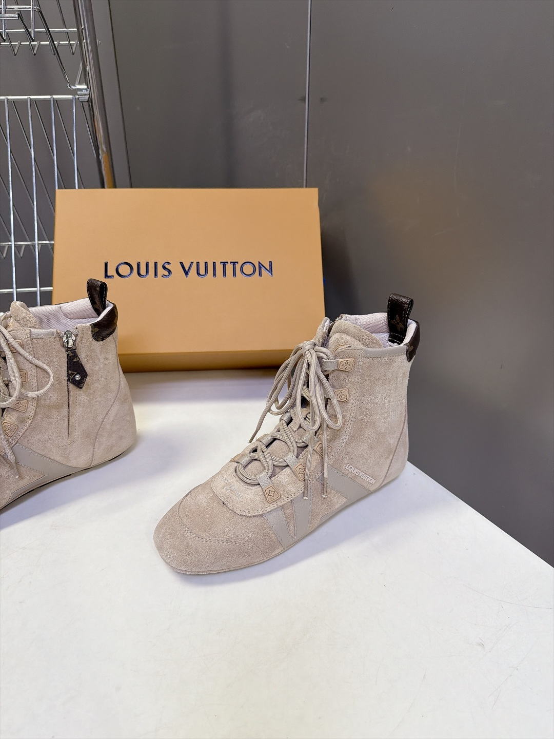 路易威登LOUIS VUITTON最新款高筒德训靴 超多明星网红种草 高帮德训版型 融合复古足球鞋的轮廓 方圆鞋头不挤脚 路易威登LOUIS VUITTON最新款高筒德训靴 超多明星网红种草 高帮德训版型 融合复古足球鞋的轮廓 方圆鞋头不挤脚