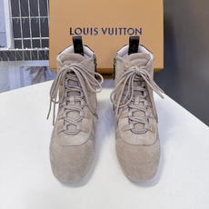 路易威登LOUIS VUITTON最新款高筒德训靴 超多明星网红种草 高帮德训版型 融合复古足球鞋的轮廓 方圆鞋头不挤脚 路易威登LOUIS VUITTON最新款高筒德训靴 超多明星网红种草 高帮德训版型 融合复古足球鞋的轮廓 方圆鞋头不挤脚