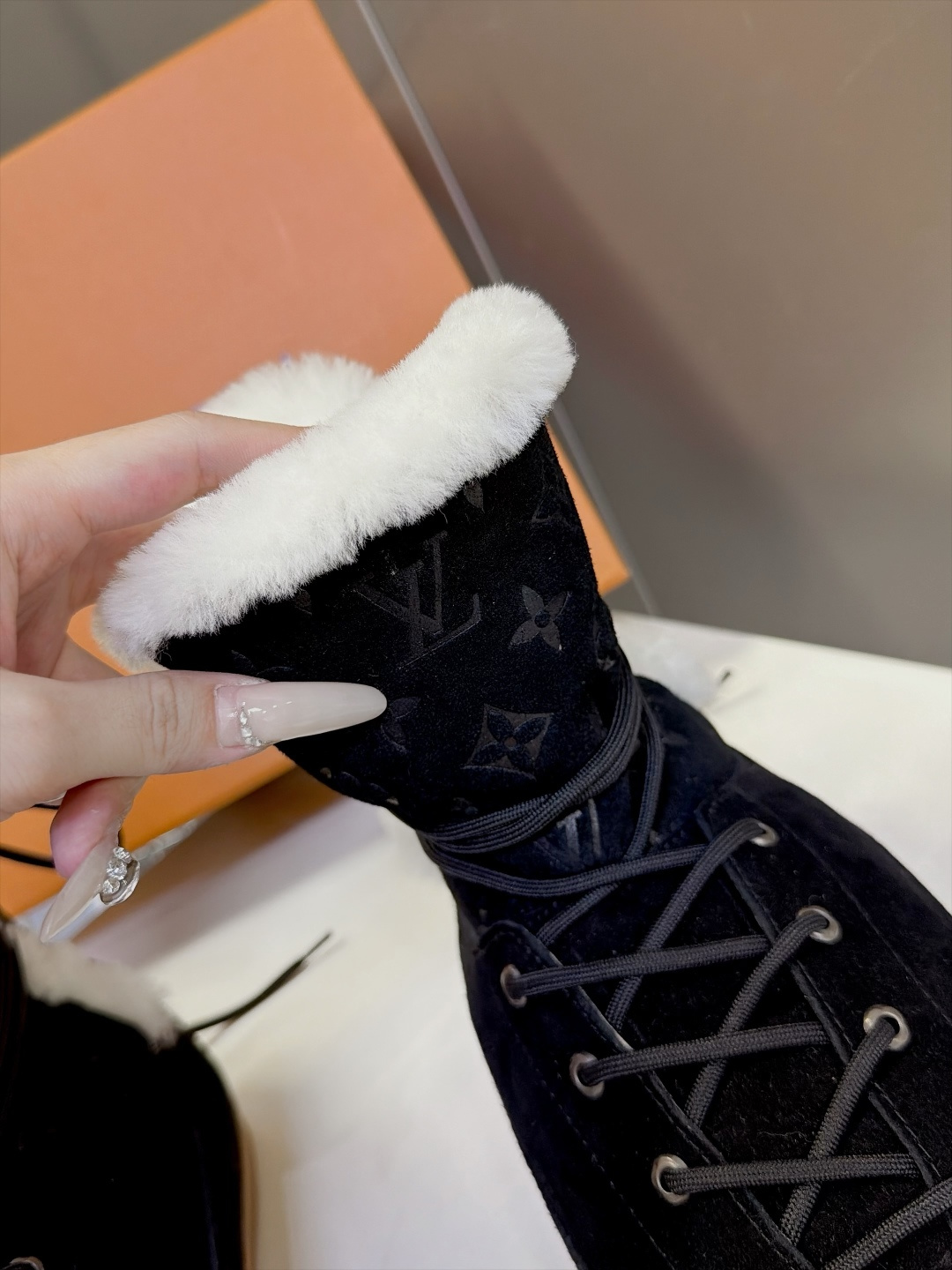 路易威登LOUIS VUITTON秋冬最新款老花雪地靴 超多明星网红种草 复古登山绑带雪地靴 靴身压印满幅LV老花暗纹 