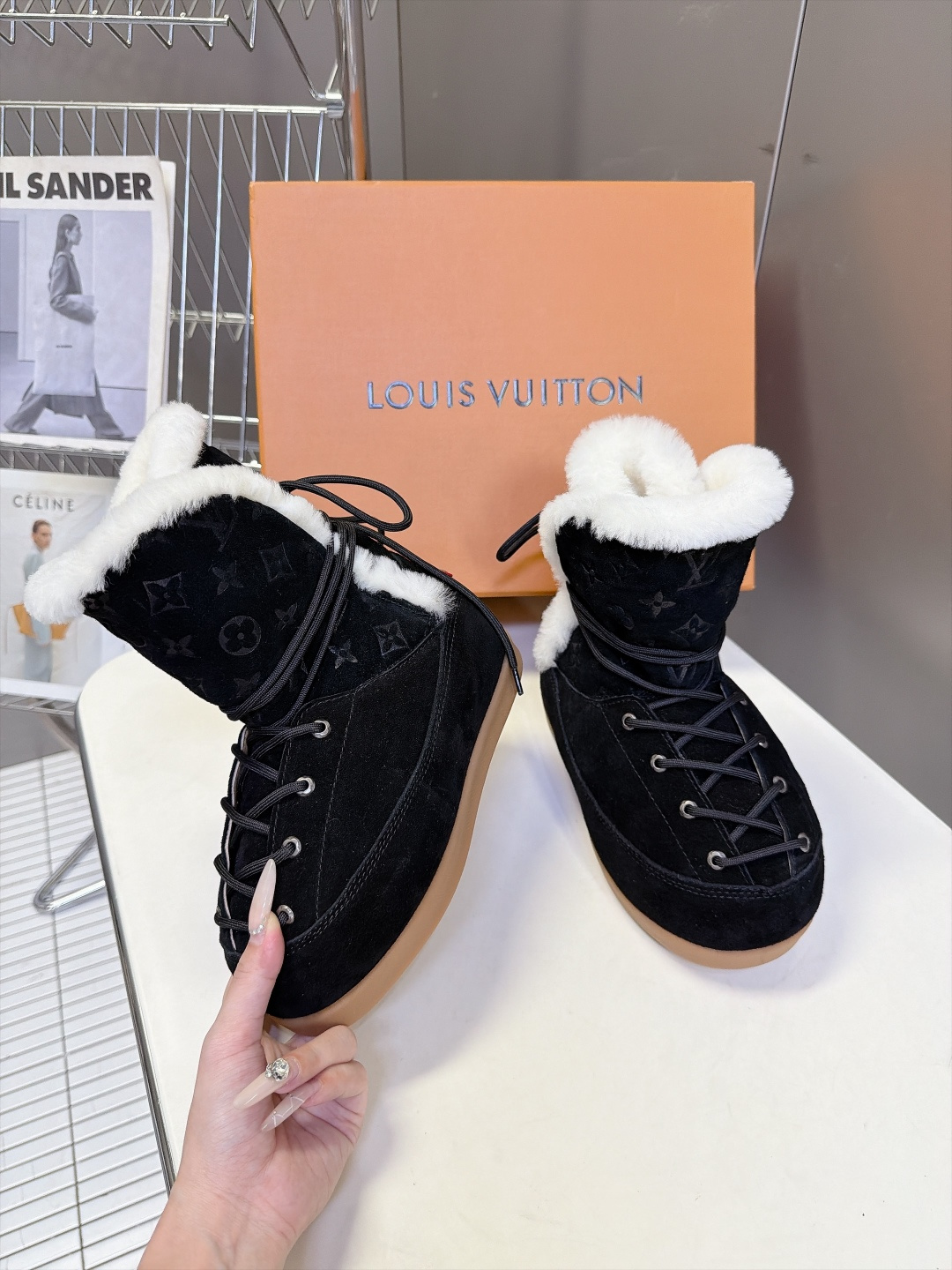 路易威登LOUIS VUITTON秋冬最新款老花雪地靴 超多明星网红种草 复古登山绑带雪地靴 靴身压印满幅LV老花暗纹 