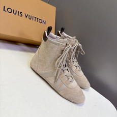 路易威登LOUIS VUITTON最新款高筒德训靴 超多明星网红种草 高帮德训版型 融合复古足球鞋的轮廓 方圆鞋头不挤脚 路易威登LOUIS VUITTON最新款高筒德训靴 超多明星网红种草 高帮德训版型 融合复古足球鞋的轮廓 方圆鞋头不挤脚