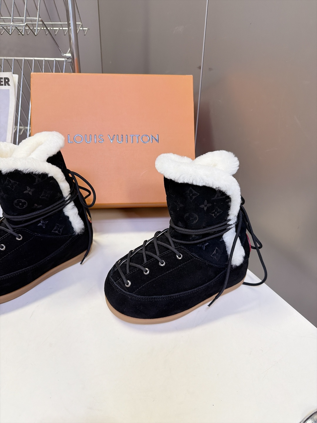 路易威登LOUIS VUITTON秋冬最新款老花雪地靴 超多明星网红种草 复古登山绑带雪地靴 靴身压印满幅LV老花暗纹 