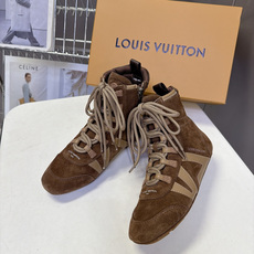 路易威登LOUIS VUITTON最新款高筒德训靴 超多明星网红种草 高帮德训版型 融合复古足球鞋的轮廓 方圆鞋头不挤脚 路易威登LOUIS VUITTON最新款高筒德训靴 超多明星网红种草 高帮德训版型 融合复古足球鞋的轮廓 方圆鞋头不挤脚