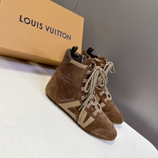 路易威登LOUIS VUITTON最新款高筒德训靴 超多明星网红种草 高帮德训版型 融合复古足球鞋的轮廓 方圆鞋头不挤脚 路易威登LOUIS VUITTON最新款高筒德训靴 超多明星网红种草 高帮德训版型 融合复古足球鞋的轮廓 方圆鞋头不挤脚