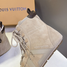 路易威登LOUIS VUITTON最新款高筒德训靴 超多明星网红种草 高帮德训版型 融合复古足球鞋的轮廓 方圆鞋头不挤脚 路易威登LOUIS VUITTON最新款高筒德训靴 超多明星网红种草 高帮德训版型 融合复古足球鞋的轮廓 方圆鞋头不挤脚