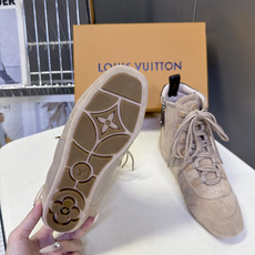 路易威登LOUIS VUITTON最新款高筒德训靴 超多明星网红种草 高帮德训版型 融合复古足球鞋的轮廓 方圆鞋头不挤脚 路易威登LOUIS VUITTON最新款高筒德训靴 超多明星网红种草 高帮德训版型 融合复古足球鞋的轮廓 方圆鞋头不挤脚