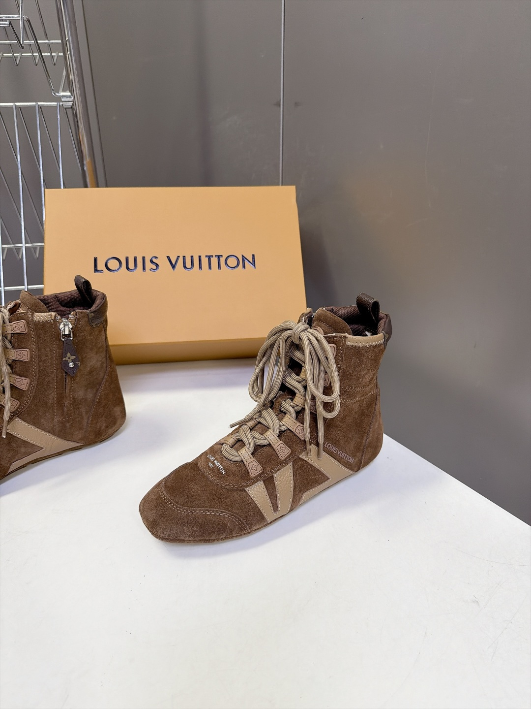 路易威登LOUIS VUITTON最新款高筒德训靴 超多明星网红种草 高帮德训版型 融合复古足球鞋的轮廓 方圆鞋头不挤脚 路易威登LOUIS VUITTON最新款高筒德训靴 超多明星网红种草 高帮德训版型 融合复古足球鞋的轮廓 方圆鞋头不挤脚