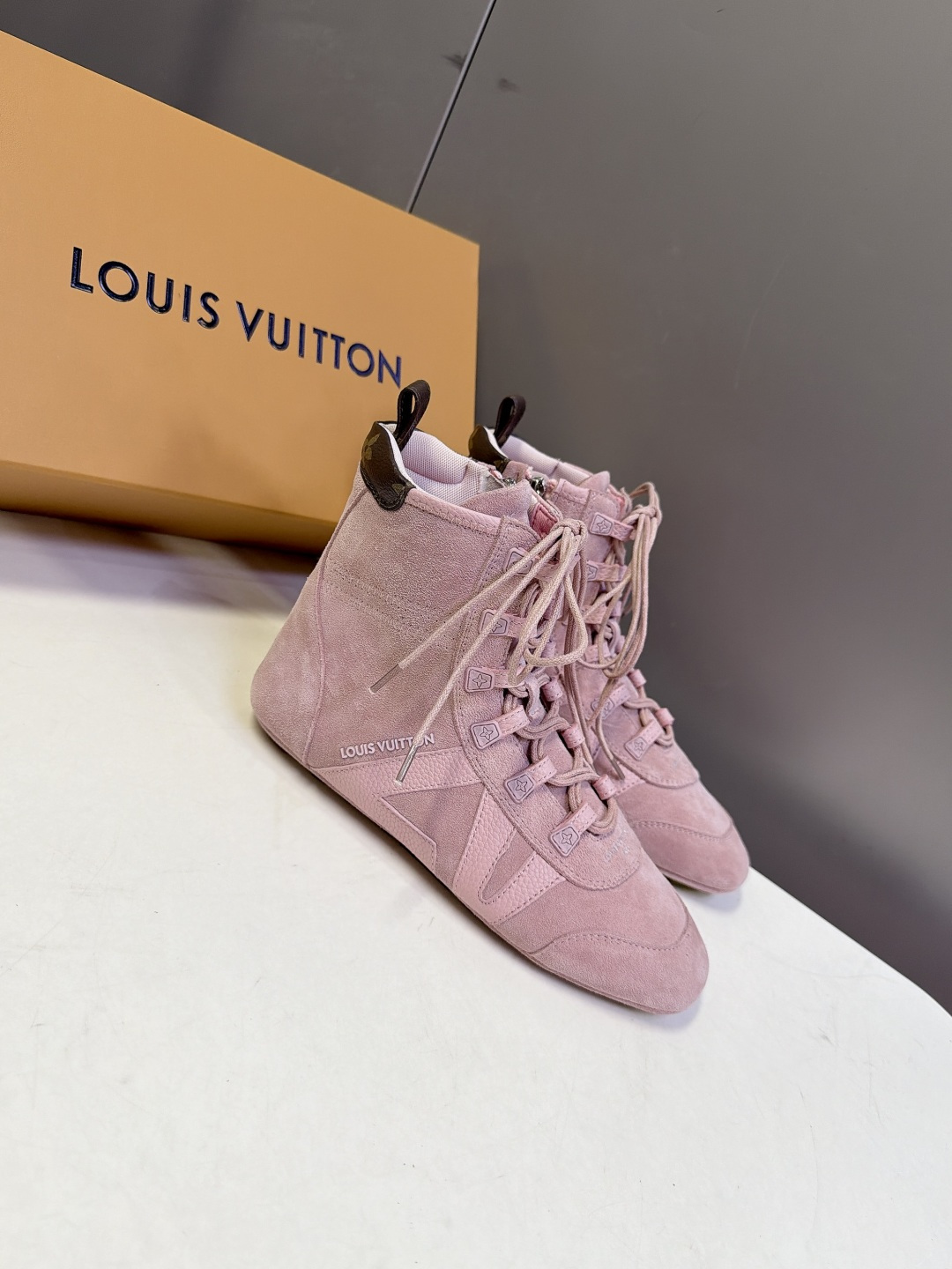 路易威登LOUIS VUITTON最新款高筒德训靴 超多明星网红种草 高帮德训版型 融合复古足球鞋的轮廓 方圆鞋头不挤脚