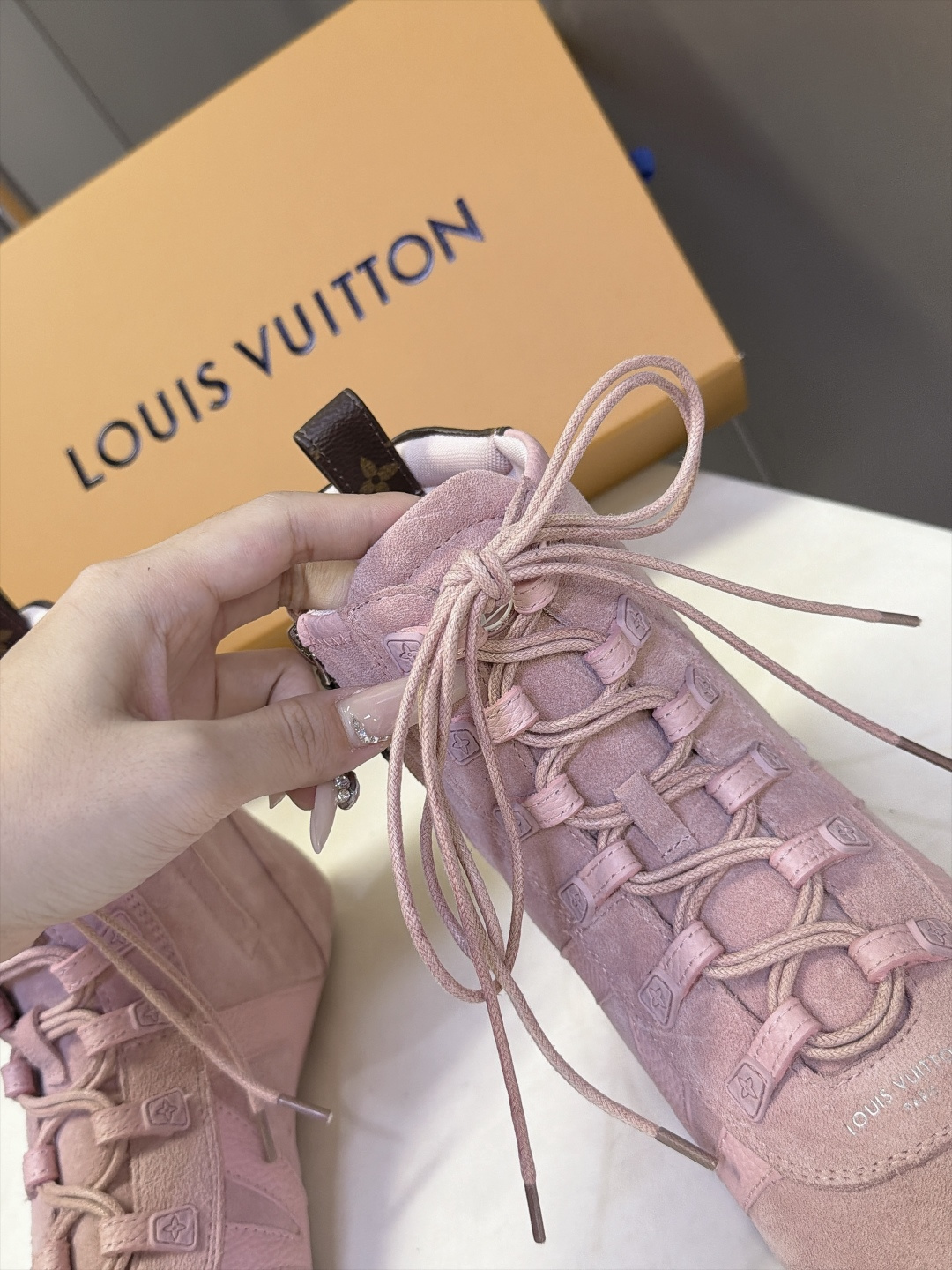 路易威登LOUIS VUITTON最新款高筒德训靴 超多明星网红种草 高帮德训版型 融合复古足球鞋的轮廓 方圆鞋头不挤脚