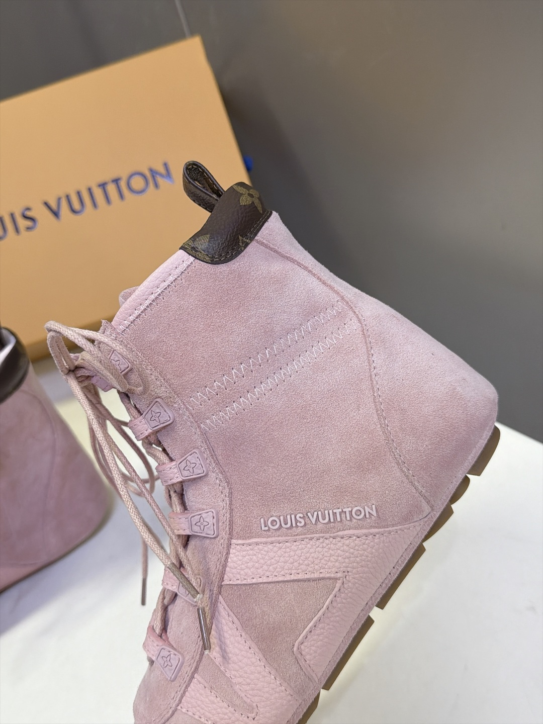 路易威登LOUIS VUITTON最新款高筒德训靴 超多明星网红种草 高帮德训版型 融合复古足球鞋的轮廓 方圆鞋头不挤脚