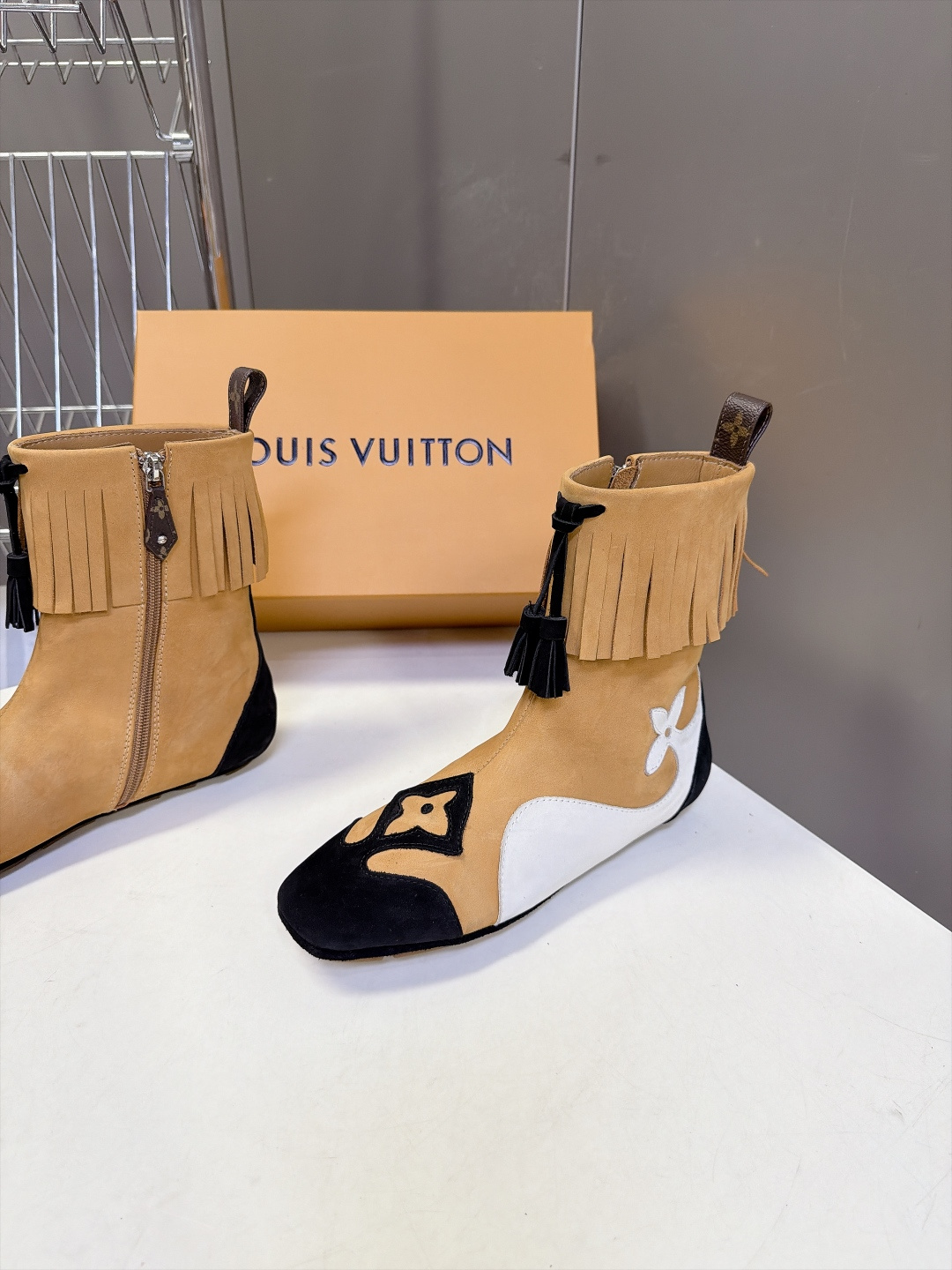 路易威登LOUIS VUITTON最新款流苏西部短靴 超多明星网红种草 西部牛仔靴的浪漫演绎 靴筒一圈灵动流苏 走动自带