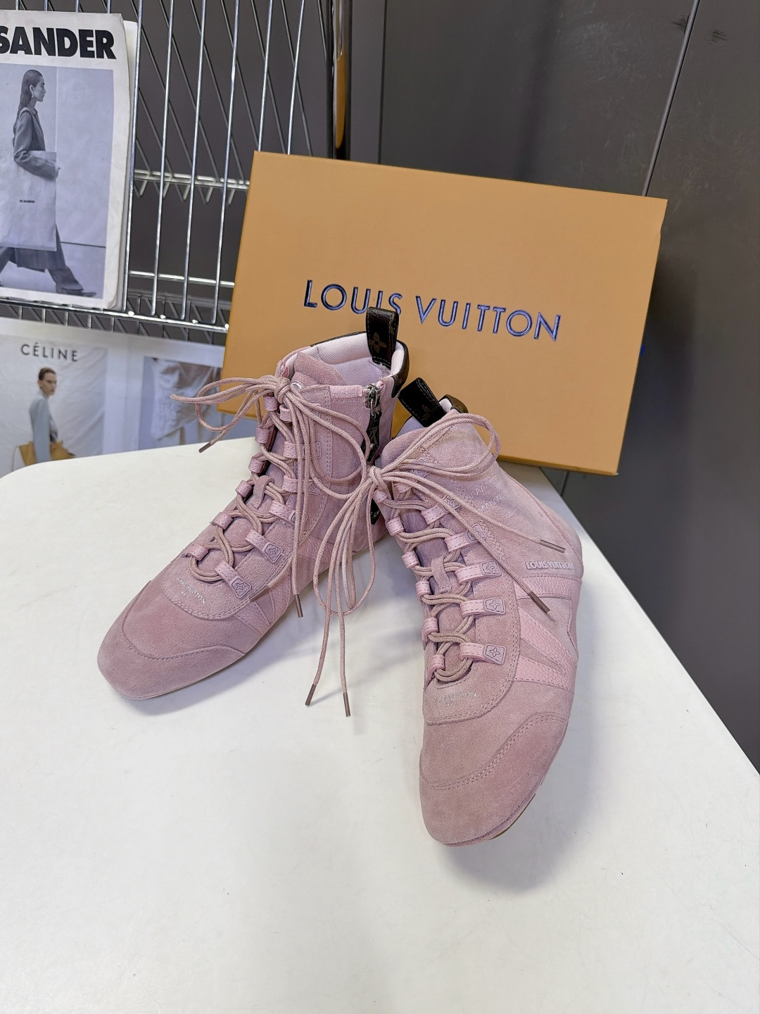 路易威登LOUIS VUITTON最新款高筒德训靴 超多明星网红种草 高帮德训版型 融合复古足球鞋的轮廓 方圆鞋头不挤脚