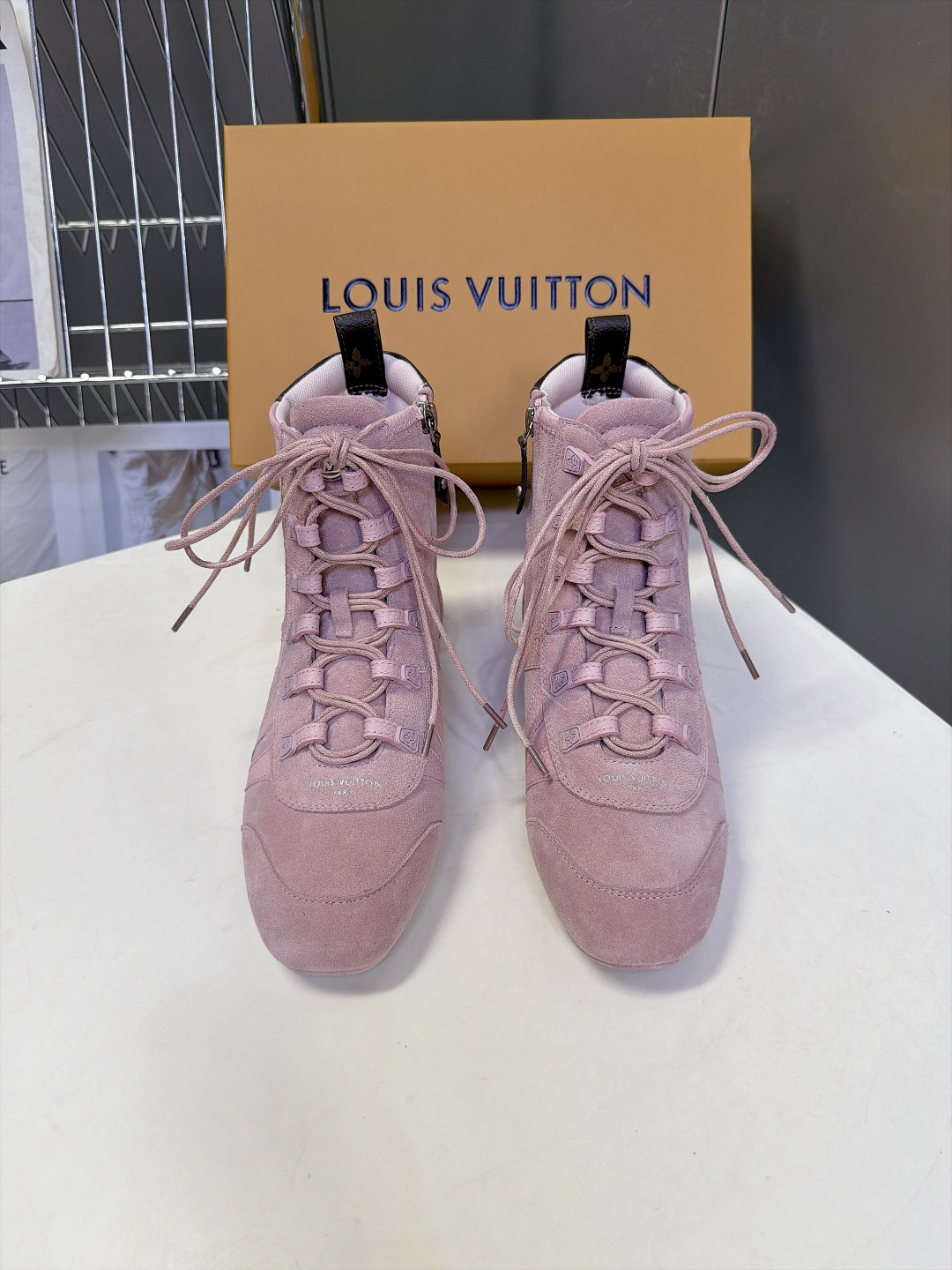 路易威登LOUIS VUITTON最新款高筒德训靴 超多明星网红种草 高帮德训版型 融合复古足球鞋的轮廓 方圆鞋头不挤脚