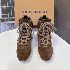 路易威登LOUIS VUITTON最新款高筒德训靴 超多明星网红种草 高帮德训版型 融合复古足球鞋的轮廓 方圆鞋头不挤脚 路易威登LOUIS VUITTON最新款高筒德训靴 超多明星网红种草 高帮德训版型 融合复古足球鞋的轮廓 方圆鞋头不挤脚