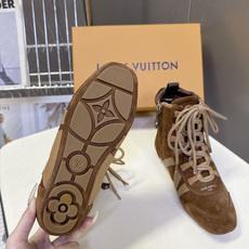 路易威登LOUIS VUITTON最新款高筒德训靴 超多明星网红种草 高帮德训版型 融合复古足球鞋的轮廓 方圆鞋头不挤脚 路易威登LOUIS VUITTON最新款高筒德训靴 超多明星网红种草 高帮德训版型 融合复古足球鞋的轮廓 方圆鞋头不挤脚