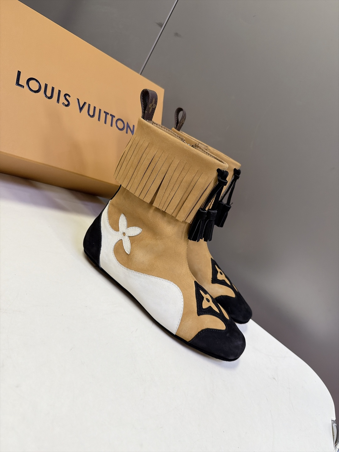 路易威登LOUIS VUITTON最新款流苏西部短靴 超多明星网红种草 西部牛仔靴的浪漫演绎 靴筒一圈灵动流苏 走动自带