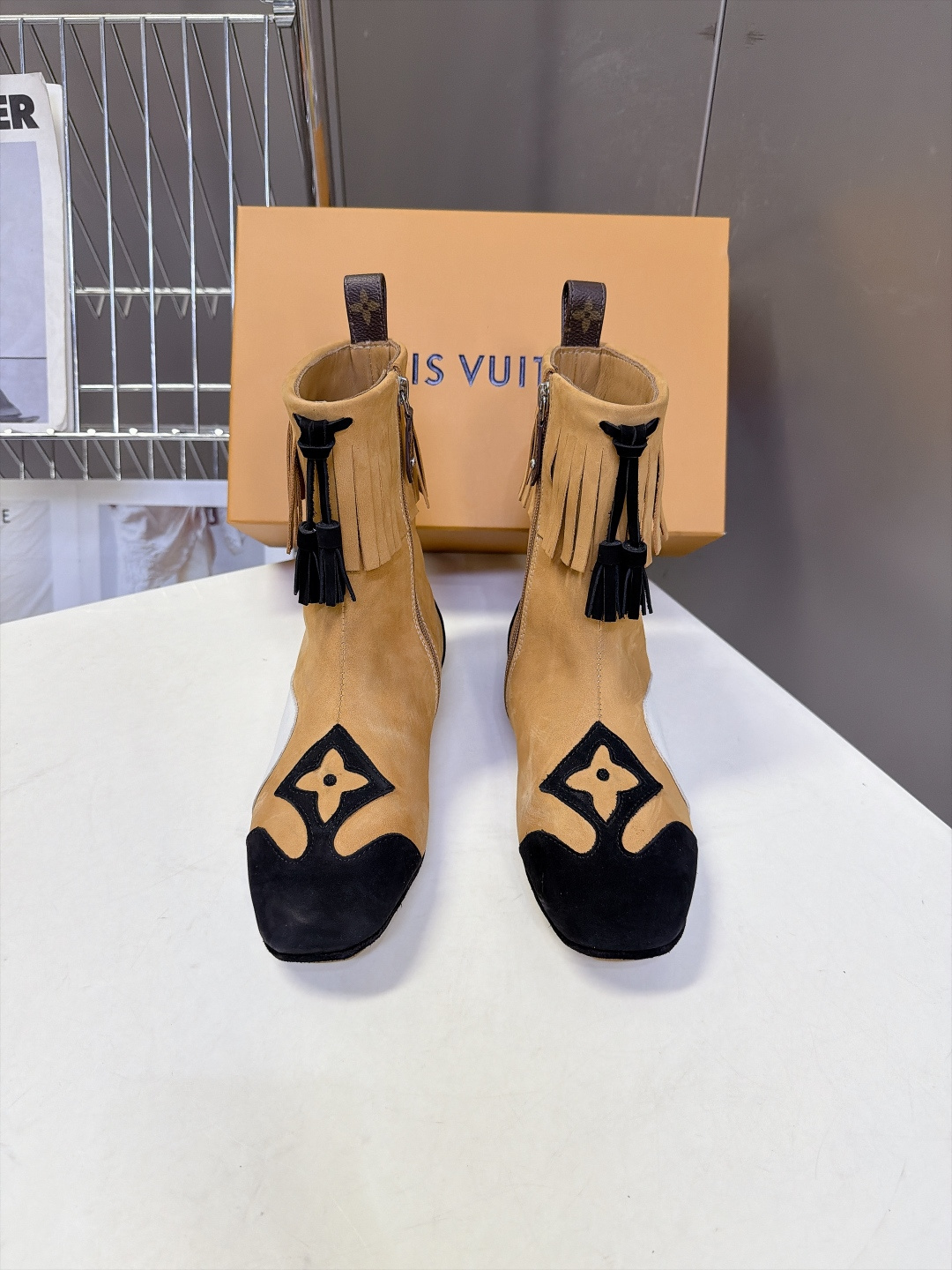 路易威登LOUIS VUITTON最新款流苏西部短靴 超多明星网红种草 西部牛仔靴的浪漫演绎 靴筒一圈灵动流苏 走动自带