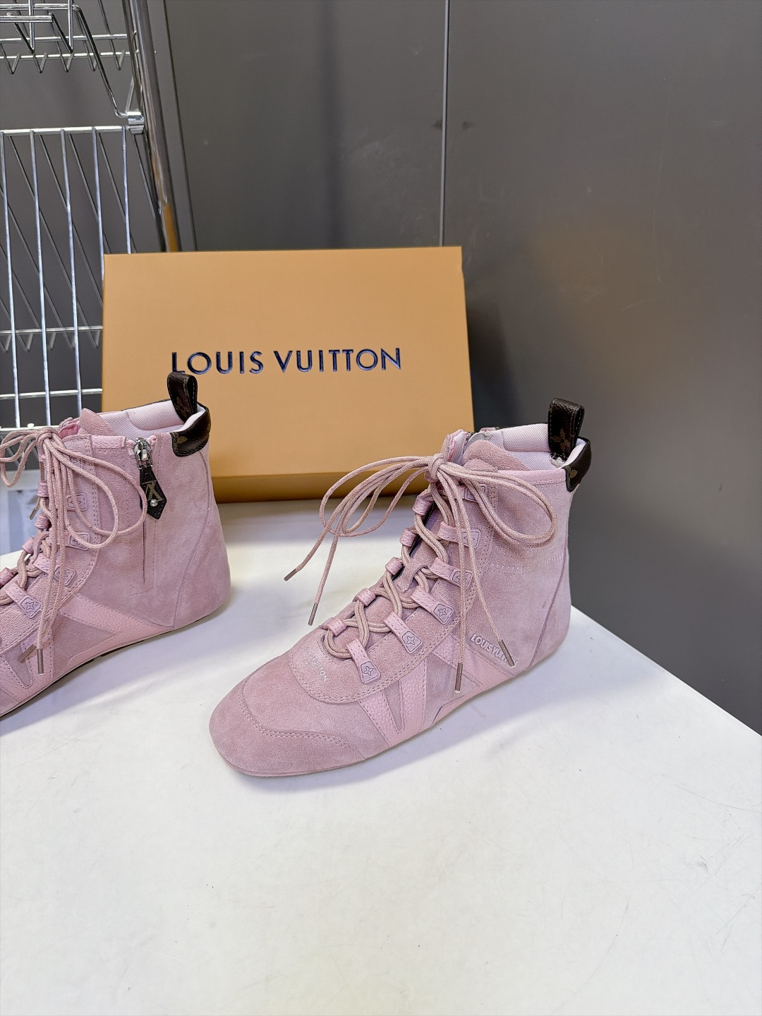 路易威登LOUIS VUITTON最新款高筒德训靴 超多明星网红种草 高帮德训版型 融合复古足球鞋的轮廓 方圆鞋头不挤脚