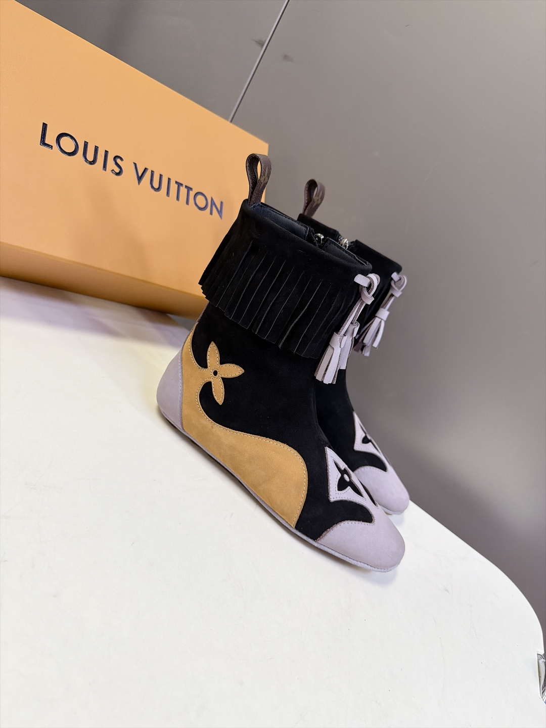 路易威登LOUIS VUITTON最新款流苏西部短靴 超多明星网红种草 西部牛仔靴的浪漫演绎 靴筒一圈灵动流苏 走动自带