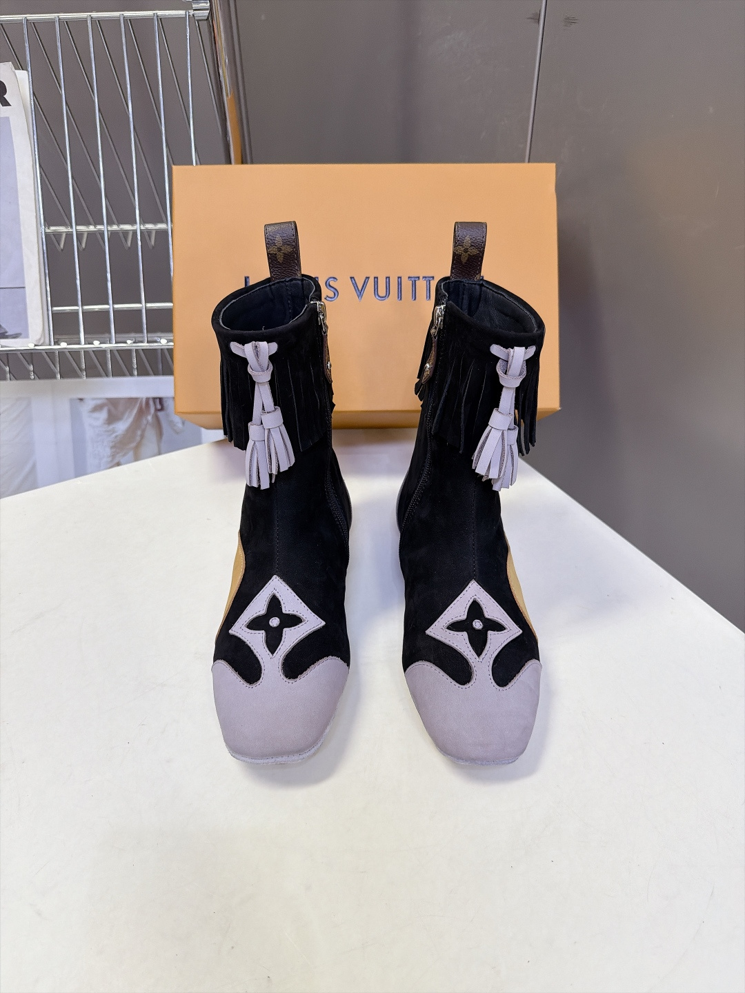 路易威登LOUIS VUITTON最新款流苏西部短靴 超多明星网红种草 西部牛仔靴的浪漫演绎 靴筒一圈灵动流苏 走动自带