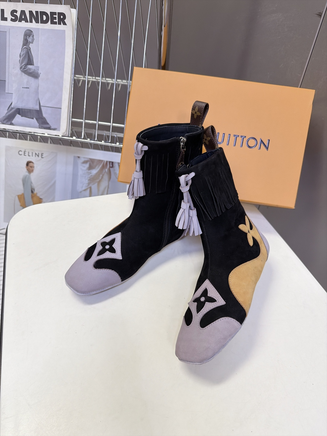 路易威登LOUIS VUITTON最新款流苏西部短靴 超多明星网红种草 西部牛仔靴的浪漫演绎 靴筒一圈灵动流苏 走动自带