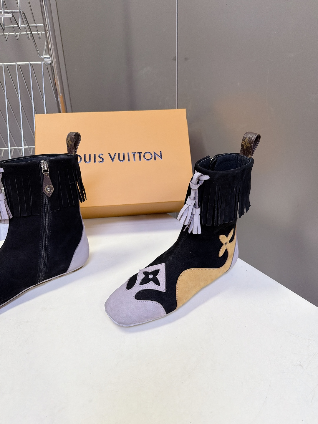 路易威登LOUIS VUITTON最新款流苏西部短靴 超多明星网红种草 西部牛仔靴的浪漫演绎 靴筒一圈灵动流苏 走动自带