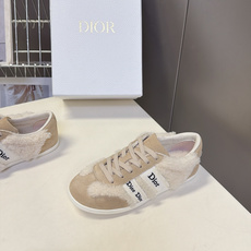 迪奥DIOR春夏最新款羊毛里德训休闲鞋 超多明星网红种草 融合了迪奥的高奢设计与经典运动鞋型 主打休闲百搭轻复古风格 采 迪奥DIOR春夏最新款羊毛里德训休闲鞋 超多明星网红种草 融合了迪奥的高奢设计与经典运动鞋型 主打休闲百搭轻复古风格 采