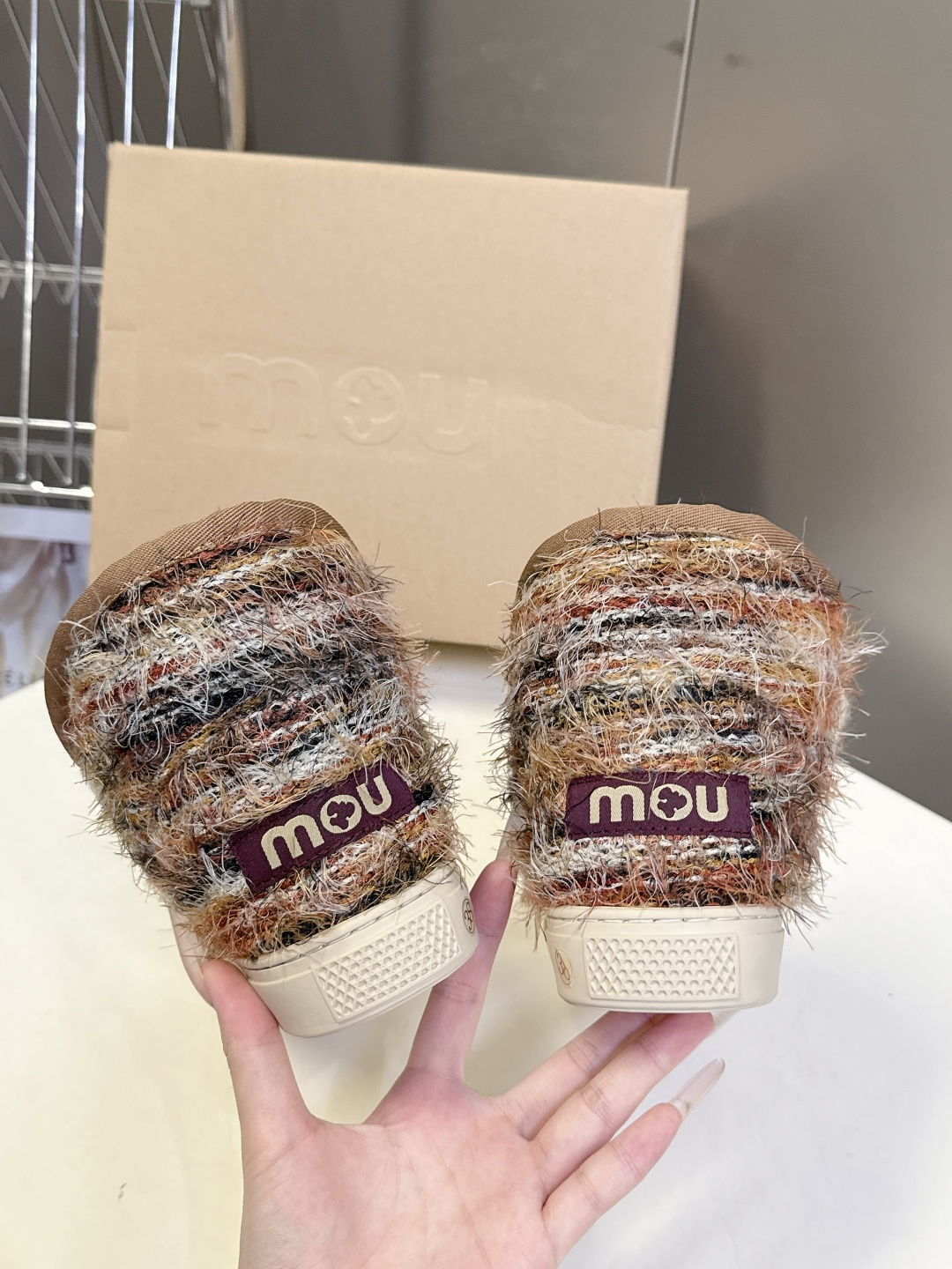 MOU秋冬最新款民族风雪地靴 超多明星网红种草 来自mou经典民族风雪地靴 手工钩织包边是标志性识别点 延续品牌爱斯基摩
