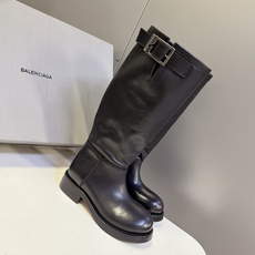 Balenciaga巴黎世家最新款搭扣高筒骑士靴 超多明星网红种草 自带复古机车感 靴筒做自然褶皱松弛感 不是硬挺紧绷版 Balenciaga巴黎世家最新款搭扣高筒骑士靴 超多明星网红种草 自带复古机车感 靴筒做自然褶皱松弛感 不是硬挺紧绷版