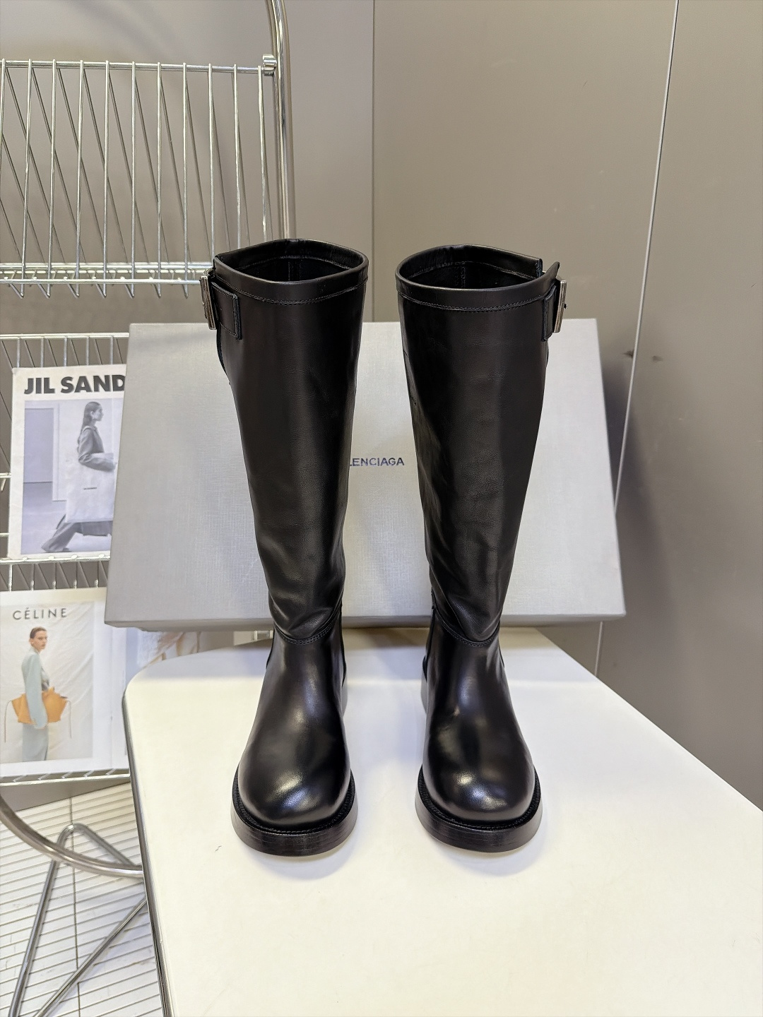 Balenciaga巴黎世家最新款搭扣高筒骑士靴 超多明星网红种草 自带复古机车感 靴筒做自然褶皱松弛感 不是硬挺紧绷版 Balenciaga巴黎世家最新款搭扣高筒骑士靴 超多明星网红种草 自带复古机车感 靴筒做自然褶皱松弛感 不是硬挺紧绷版