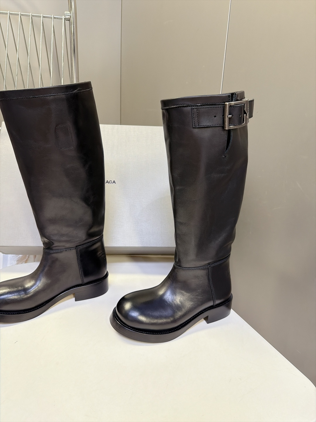 Balenciaga巴黎世家最新款搭扣高筒骑士靴 超多明星网红种草 自带复古机车感 靴筒做自然褶皱松弛感 不是硬挺紧绷版 Balenciaga巴黎世家最新款搭扣高筒骑士靴 超多明星网红种草 自带复古机车感 靴筒做自然褶皱松弛感 不是硬挺紧绷版