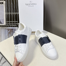 Valentino华伦天奴最新情侣款铆钉小白鞋 超多明星网红种草 经典Rockstud系列小白鞋 品牌标志性三角铆钉元素 Valentino华伦天奴最新情侣款铆钉小白鞋 超多明星网红种草 经典Rockstud系列小白鞋 品牌标志性三角铆钉元素