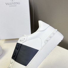 Valentino华伦天奴最新情侣款铆钉小白鞋 超多明星网红种草 经典Rockstud系列小白鞋 品牌标志性三角铆钉元素 Valentino华伦天奴最新情侣款铆钉小白鞋 超多明星网红种草 经典Rockstud系列小白鞋 品牌标志性三角铆钉元素