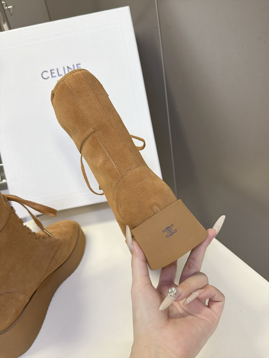 CELINE思琳最新款羊毛里厚底马丁雪地靴 超多明星网红种草 复古系带马丁靴版型 靴口内里满满羊羔毛 兼顾雪地靴保暖度与